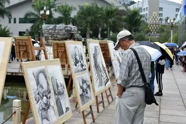 市民参观画展