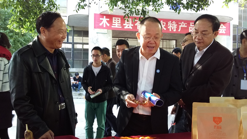 校领导亲临展销活动现场