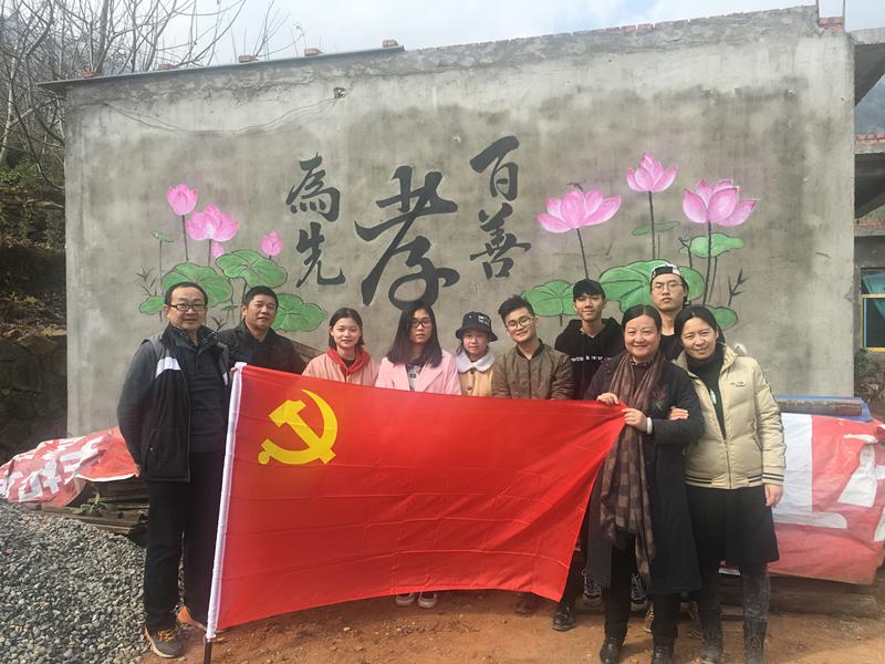 艺术学院师生在“百善孝为先”墙绘作品前合影